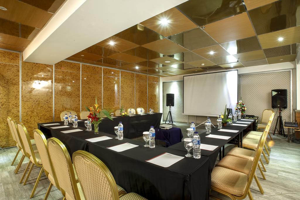 Kyriad Royal Seminyak Extérieur photo